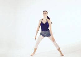 Danseuse qui fait un chasser côté