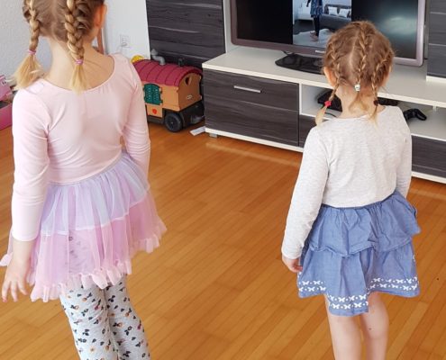 Enfants qui dansent à la maison
