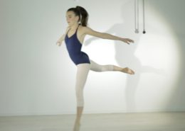 Exercices de danse arabesque temps levé