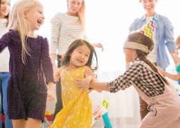 Enfants apprenant la danse en ligne
