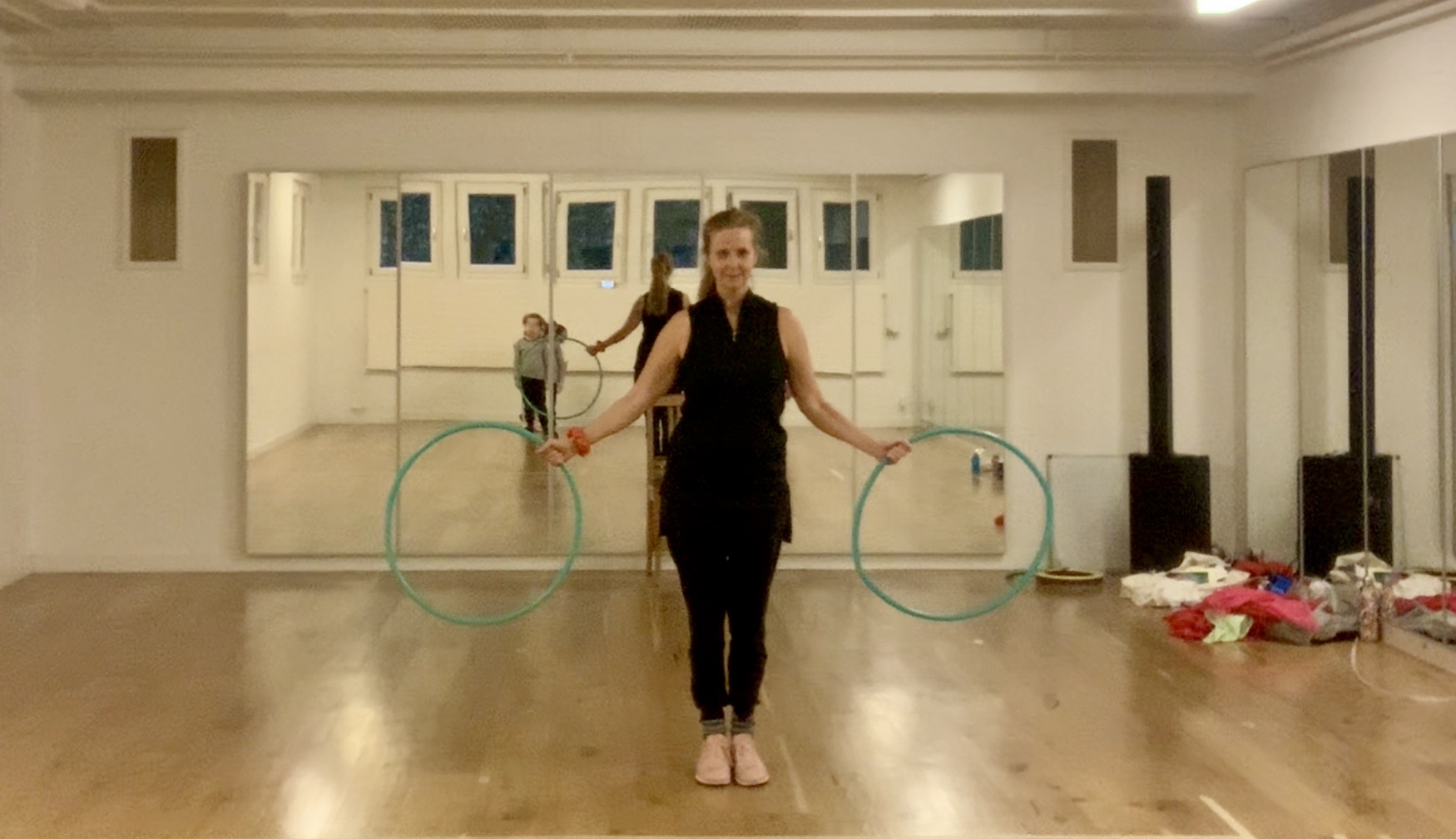 Jeu d'équipe avec des cerceaux - De la maison à l'école - LaZwalla - Danse